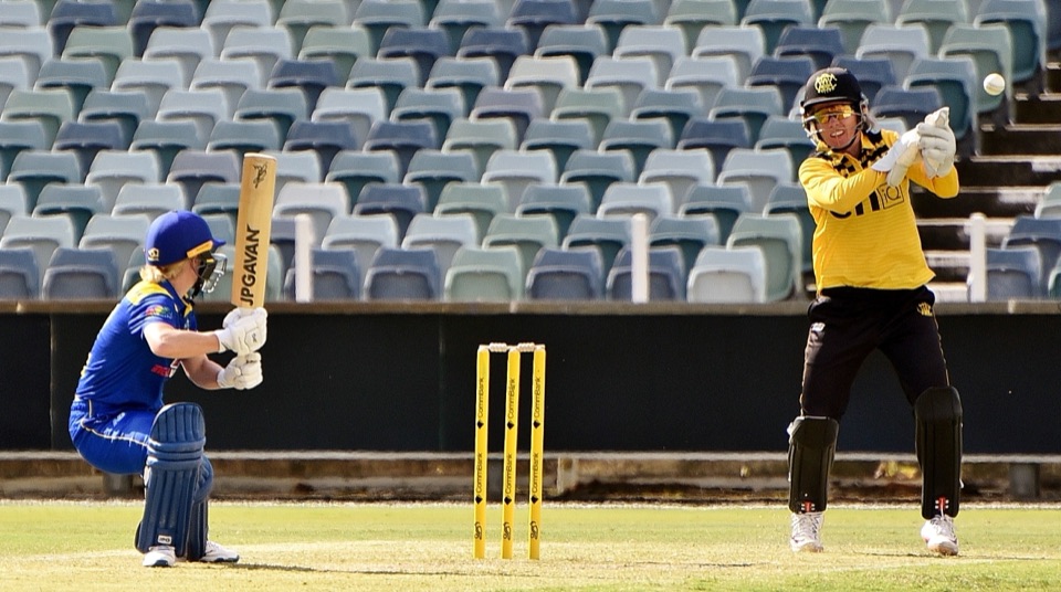 Katie Mack plays a scoop shot with Beth Mooney keeping wicket in a 2022 WNCL match